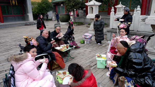 明星片场休息都在干什么曹操烟不离手四爷竟跟小日本聊上了