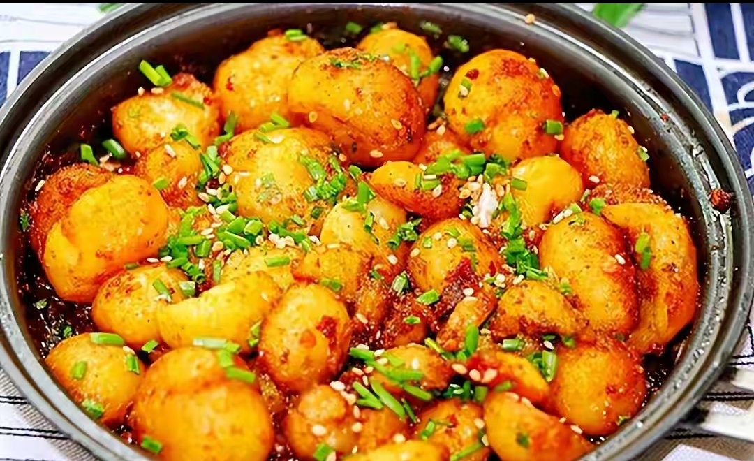 香辣孜然小土豆所需食材:小土豆,大蒜,香葱调料:辣椒粉,生抽,孜然粉