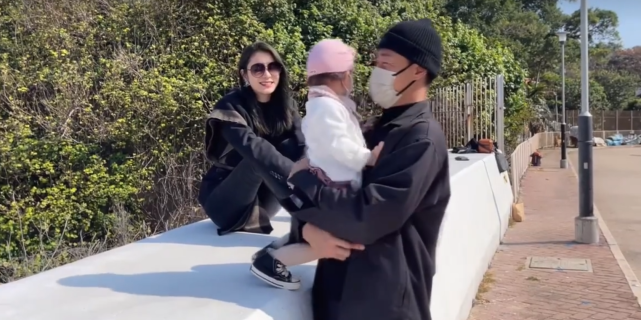 张馨月分享一家三口在海边沙滩玩耍女儿主动拥抱林峯很有爱
