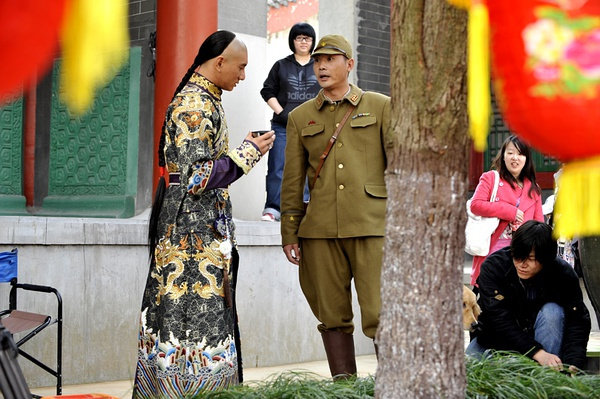 明星片场休息都在干什么曹操烟不离手四爷竟跟小日本聊上了