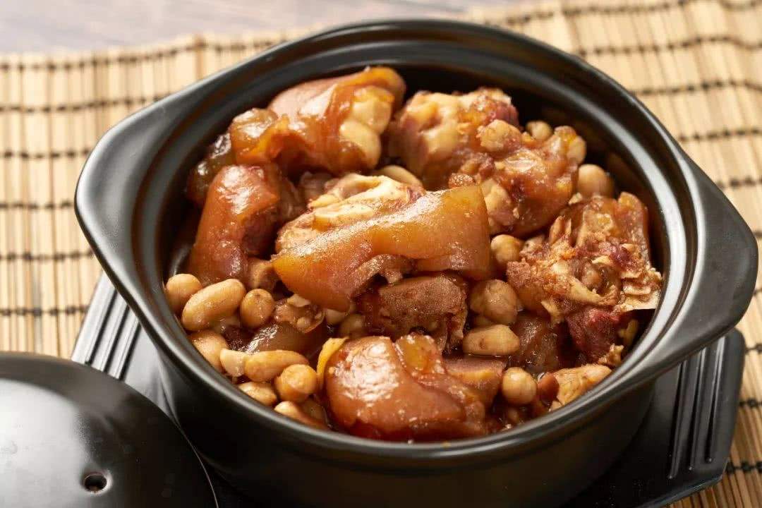 美味的腐乳花生炖猪蹄