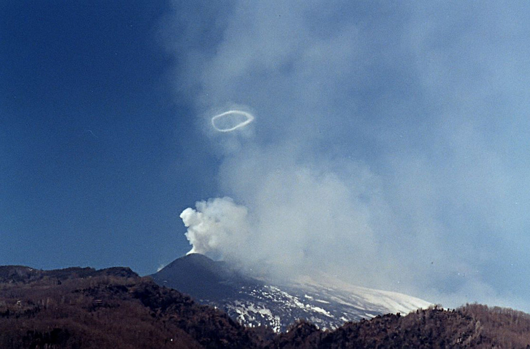 成都上空出现巨型黑环悬浮在空中究竟是什么
