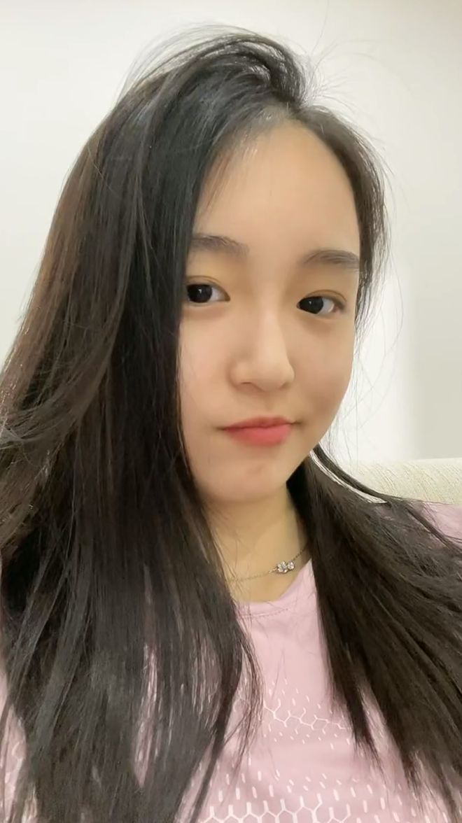 朱易肌肉力量发达晒训练视频举杠铃跳绳踩平衡器原地跳