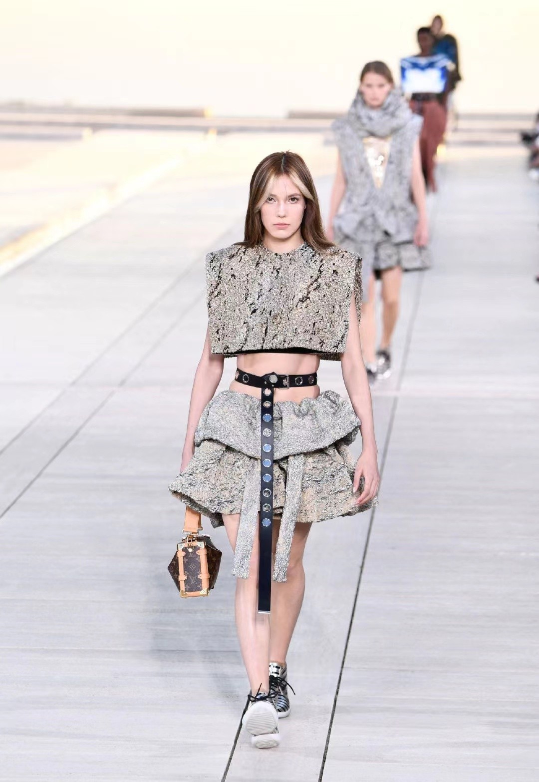 谷爱凌与超模贺聪合照,相差8岁气质却不输,穿蛇纹装走秀挺出圈休闲区蓝鸢梦想 - Www.slyday.coM 谷爱凌与超模贺聪合照,相差8岁气质却不输,穿蛇纹装走秀挺出圈休闲区蓝鸢梦想 - Www.slyday.coM