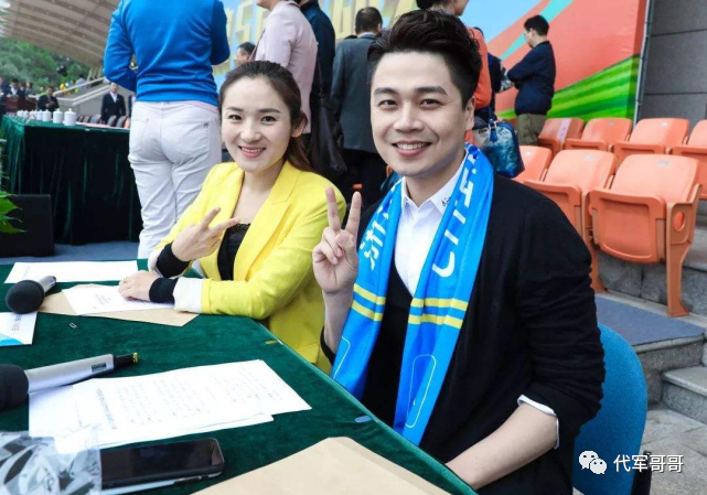 2011年,沈涛与伊一,左岩,陈欢四人一起签约浙江卫视蓝巨星国际传媒