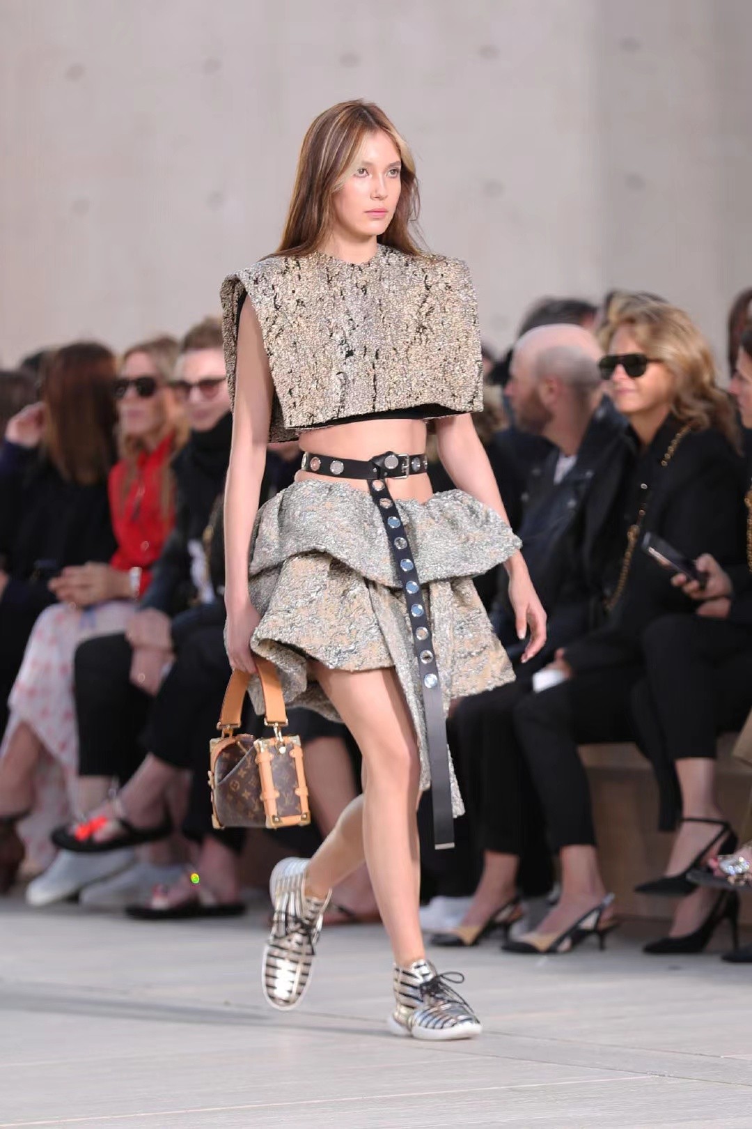 谷爱凌与超模贺聪合照，相差8岁气质却不输，穿蛇纹装走秀挺出圈休闲区蓝鸢梦想 - Www.slyday.coM