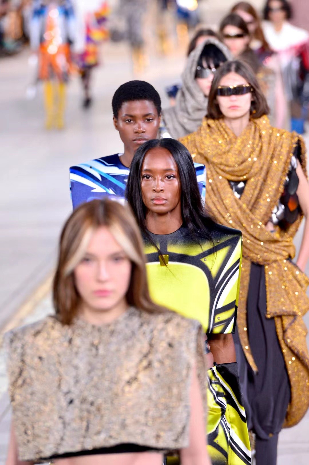 谷爱凌与超模贺聪合照，相差8岁气质却不输，穿蛇纹装走秀挺出圈休闲区蓝鸢梦想 - Www.slyday.coM