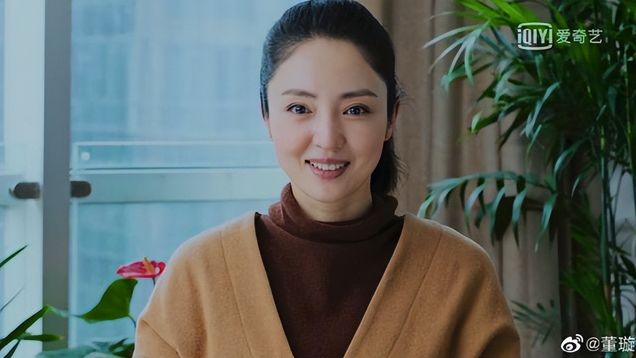 董璇深夜与人聚会，手挽大叔出门，戴着口罩和对方吻别！休闲区蓝鸢梦想 - Www.slyday.coM