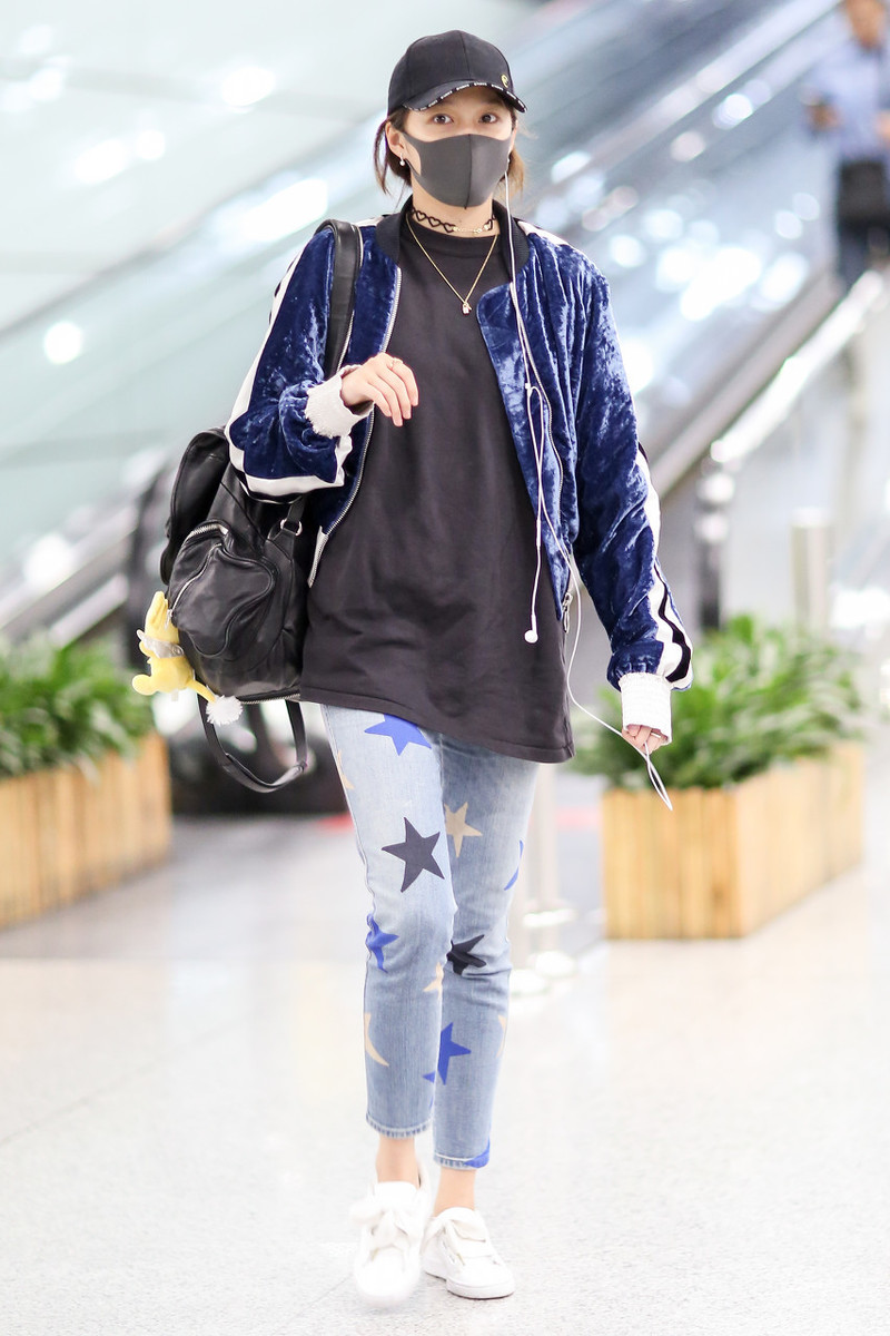 看关晓彤的私服穿搭款式时髦又潮流让你日常穿搭更出彩