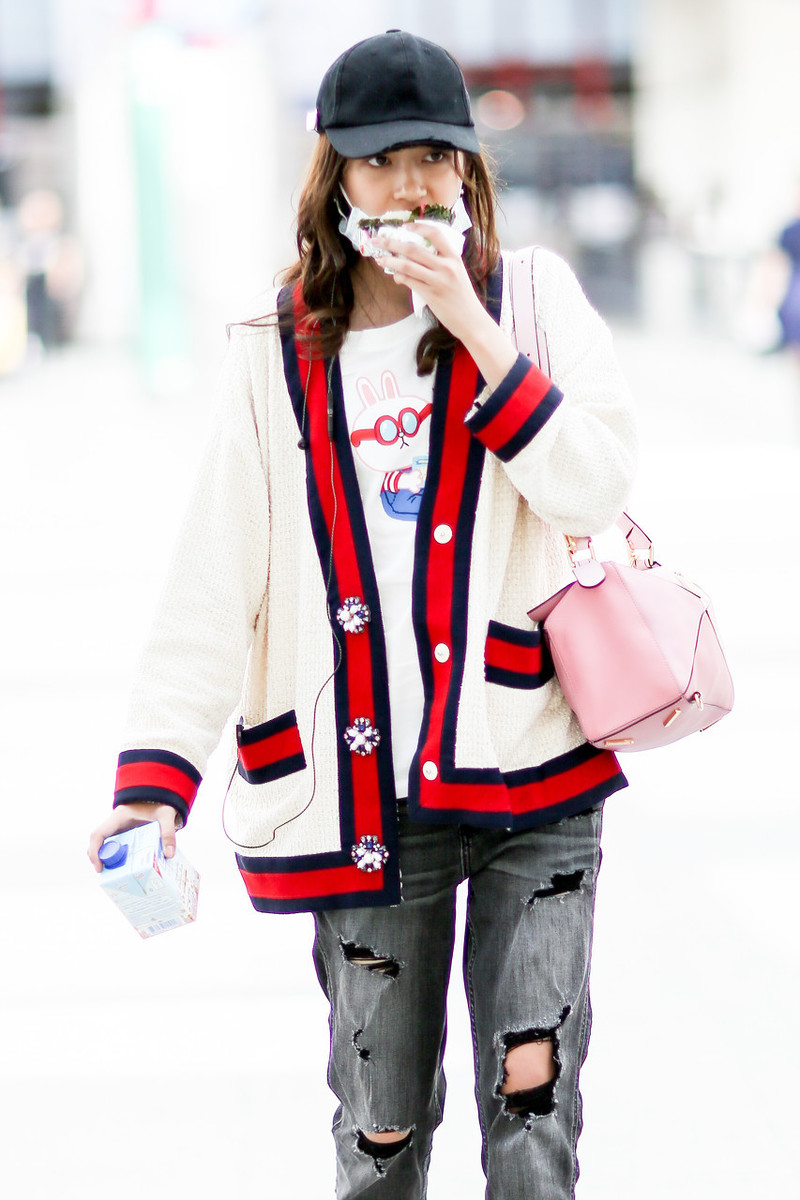 看关晓彤的私服穿搭款式时髦又潮流让你日常穿搭更出彩