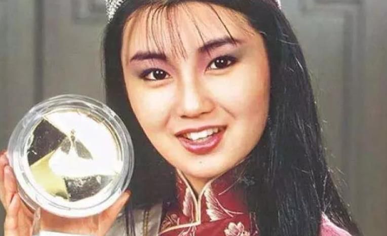 娱乐圈天生"兔牙"的女星,只服这10位,一张嘴甜度