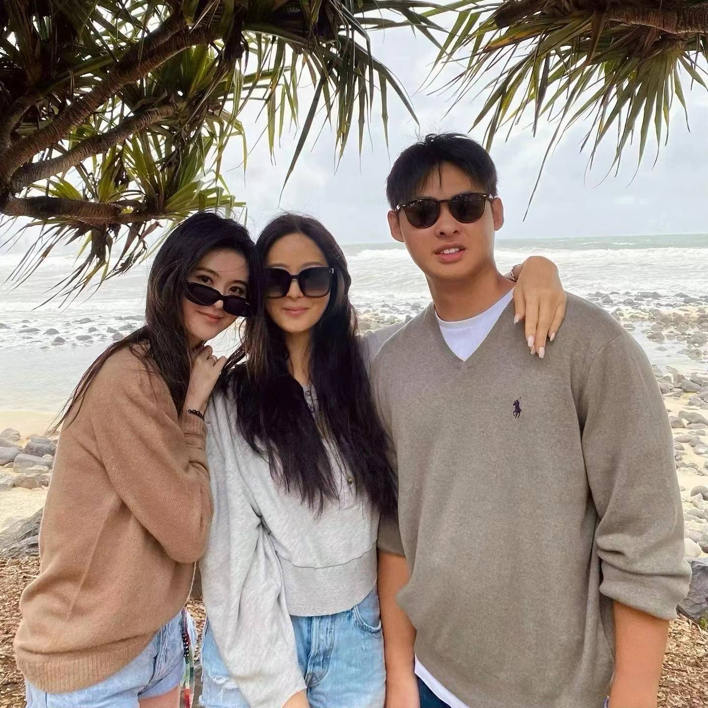 44岁孙芸芸晒照庆生被赞与儿子像姐弟奢侈品礼物收到手软