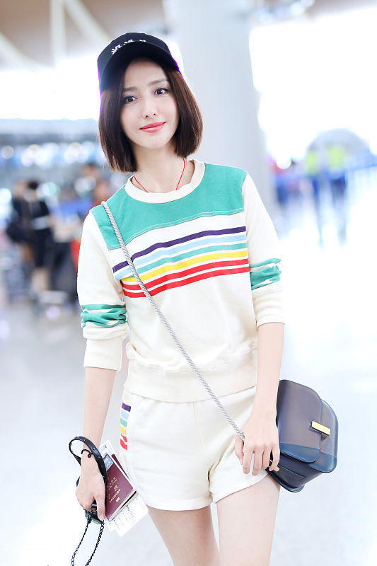 佟丽娅这机场照虽是精修过的但是气质是真甜美穿条纹衫好可爱