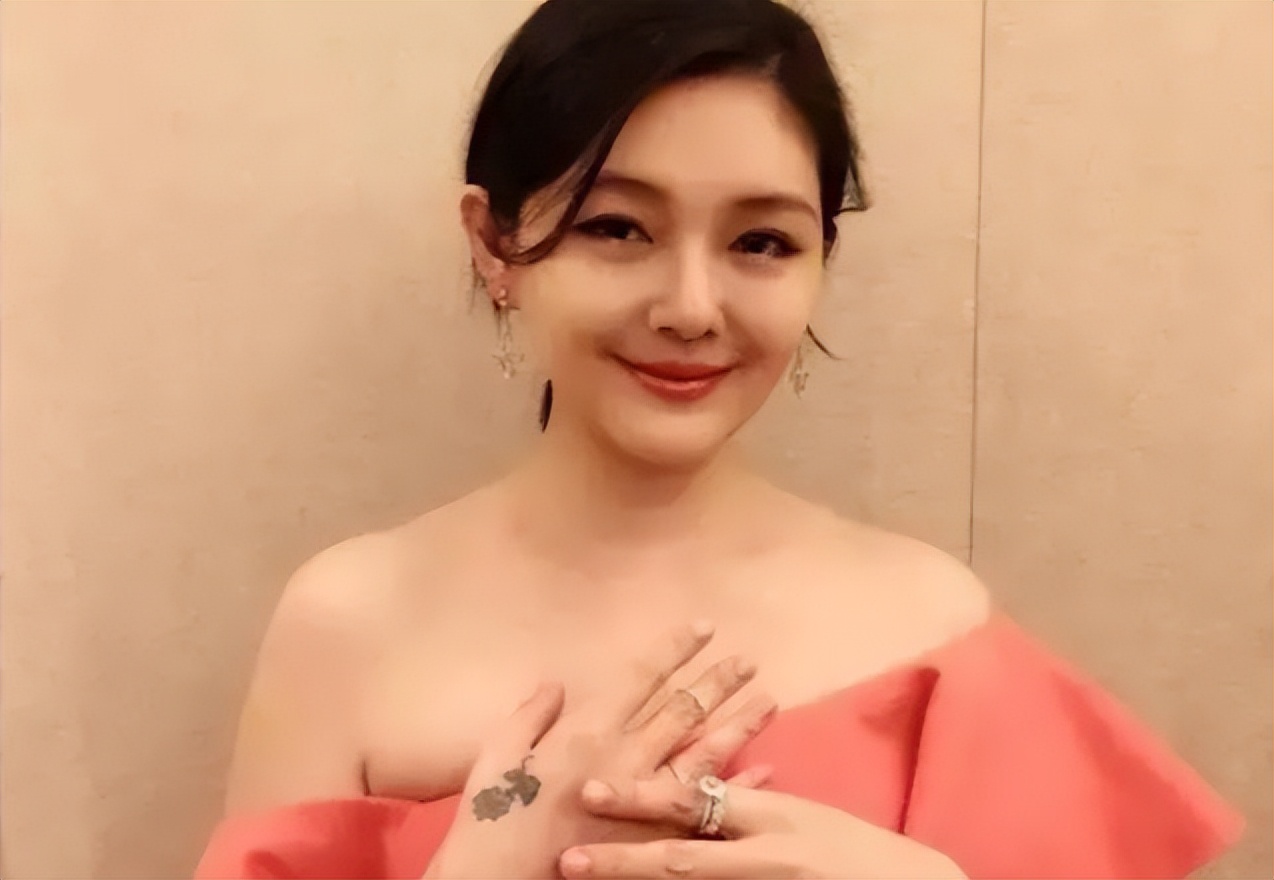 头发,婚戒,名字,具俊晔大s结婚不久,两人身上的纹身倒是不少