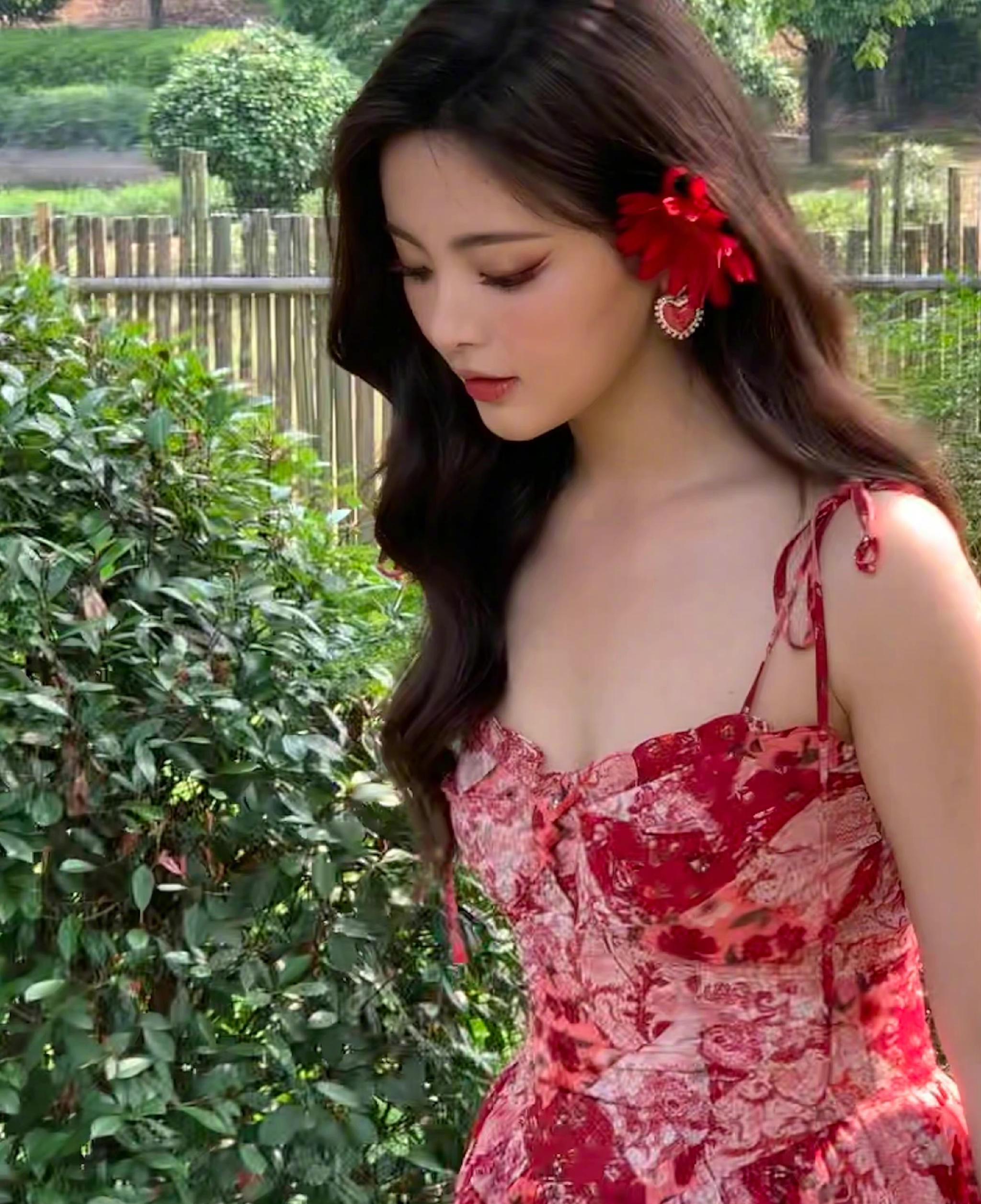 杨超越写真live图怼脸拍没在怕的