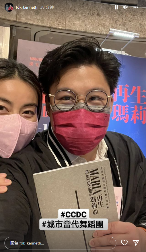 霍启刚带爱妻看演出,晒夫妻合照秀恩爱,郭晶晶靠老公肩膀超甜蜜