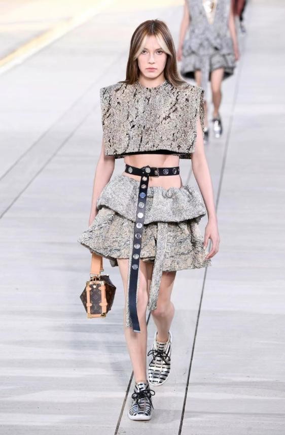 谷爱凌与超模贺聪合照,相差8岁气质却不输,穿蛇纹装走秀挺出圈休闲区蓝鸢梦想 - Www.slyday.coM 谷爱凌与超模贺聪合照,相差8岁气质却不输,穿蛇纹装走秀挺出圈休闲区蓝鸢梦想 - Www.slyday.coM