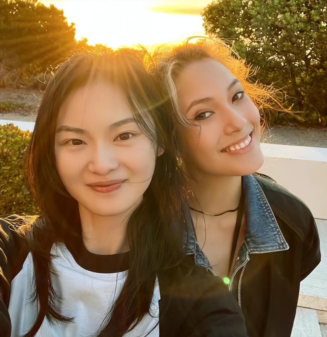 谷爱凌与超模贺聪合照,相差8岁气质却不输,穿蛇纹装走秀挺出圈休闲区蓝鸢梦想 - Www.slyday.coM 谷爱凌与超模贺聪合照,相差8岁气质却不输,穿蛇纹装走秀挺出圈休闲区蓝鸢梦想 - Www.slyday.coM