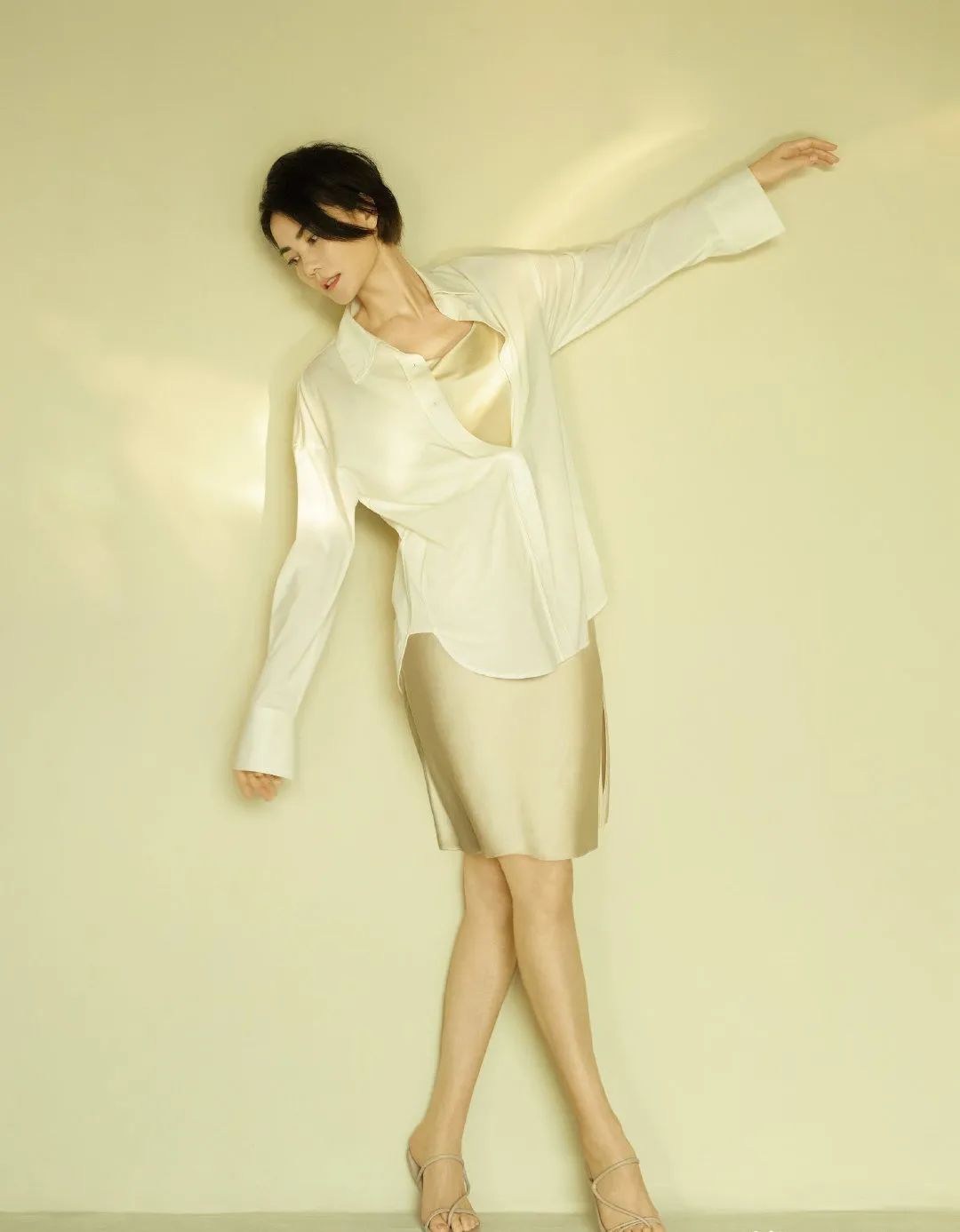 53岁王菲近照真的老了,穿透视衫拍内衣广告,粉红脸蛋僵硬没灵气