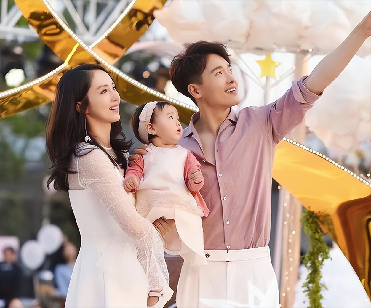 董璇深夜与人聚会，手挽大叔出门，戴着口罩和对方吻别！休闲区蓝鸢梦想 - Www.slyday.coM