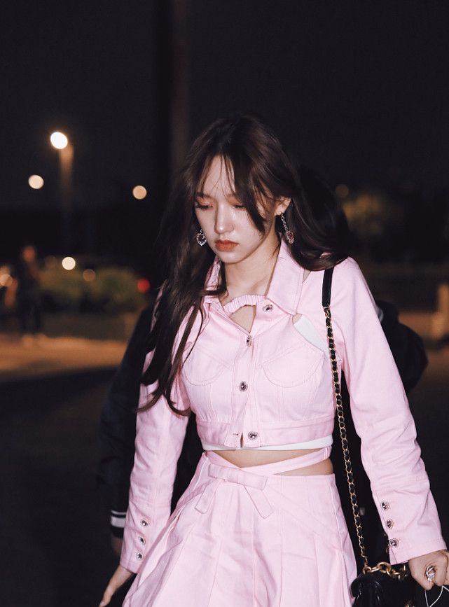 程潇真是好飒一姐姐,别人穿粉衣服是甜美,她穿就好酷,太有范了|粉色