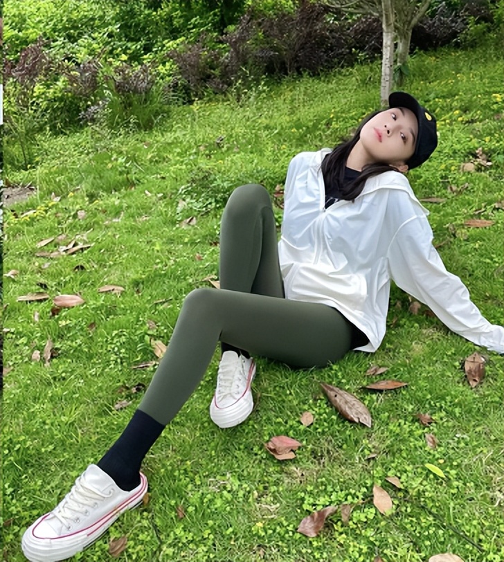 宋祖儿穿紧身裤爬山!坐地上一双长腿十分纤细,侧面身材凹凸有致