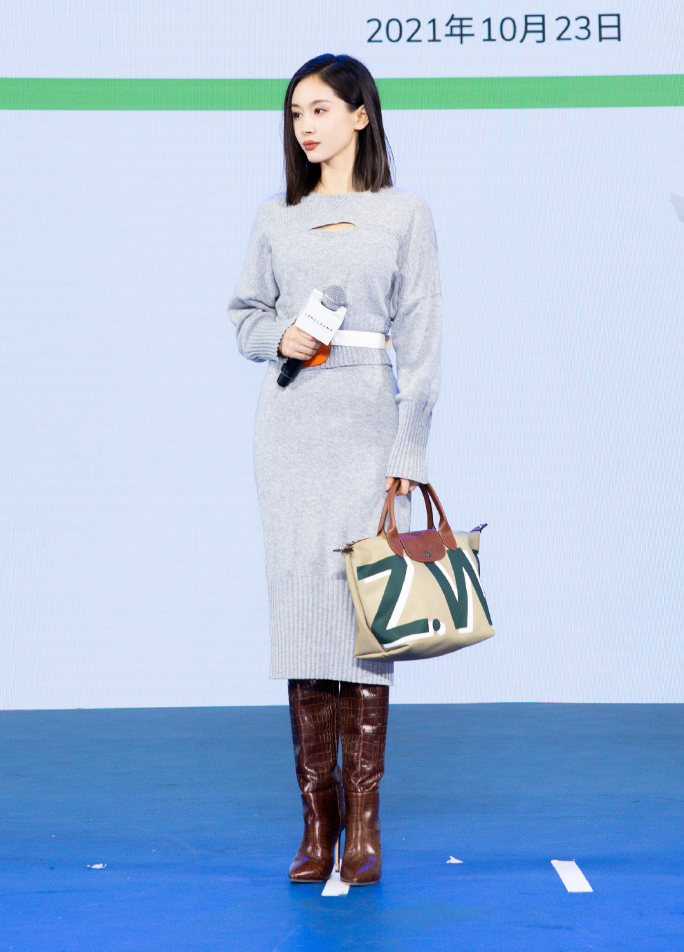 最后来看沈月,她的官方身高是160cm,这个数据根本不矮,只是她的外形让