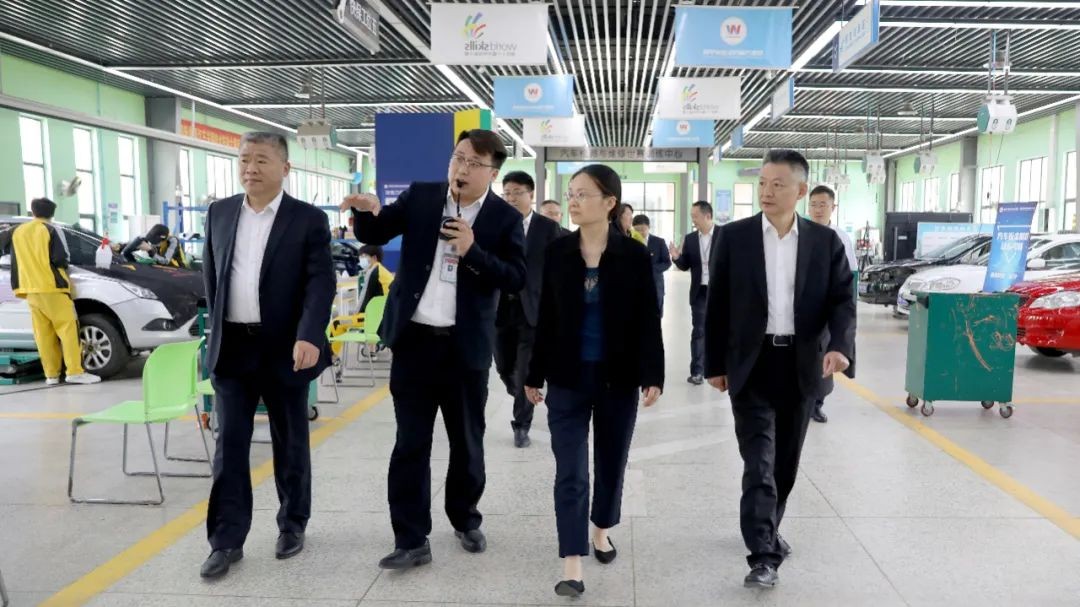 安徽省人社厅党组书记王炜一行莅临安徽万通高级技工学校调研指导