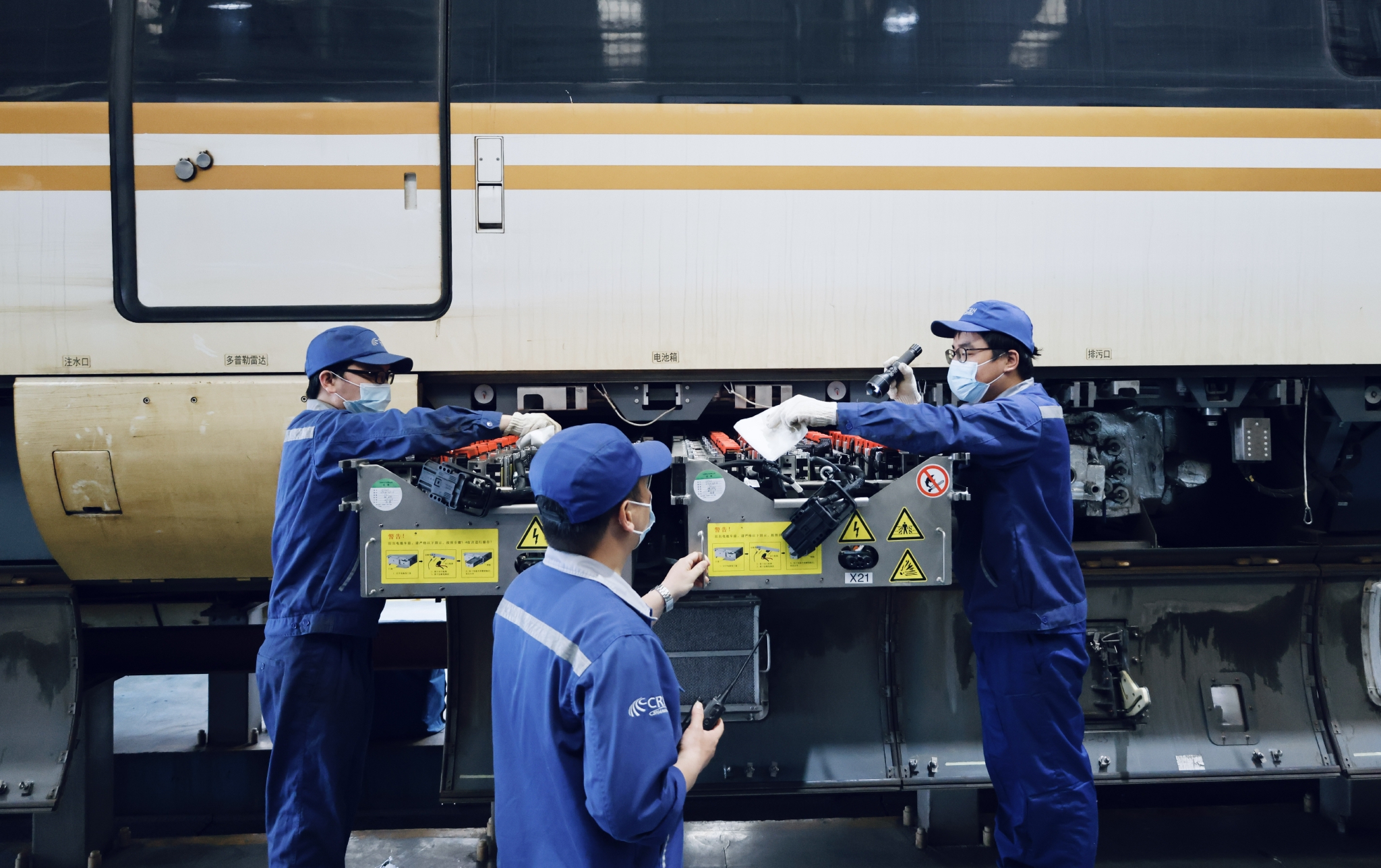 上海动车段加强停放动车组走行部设备设施的检修.