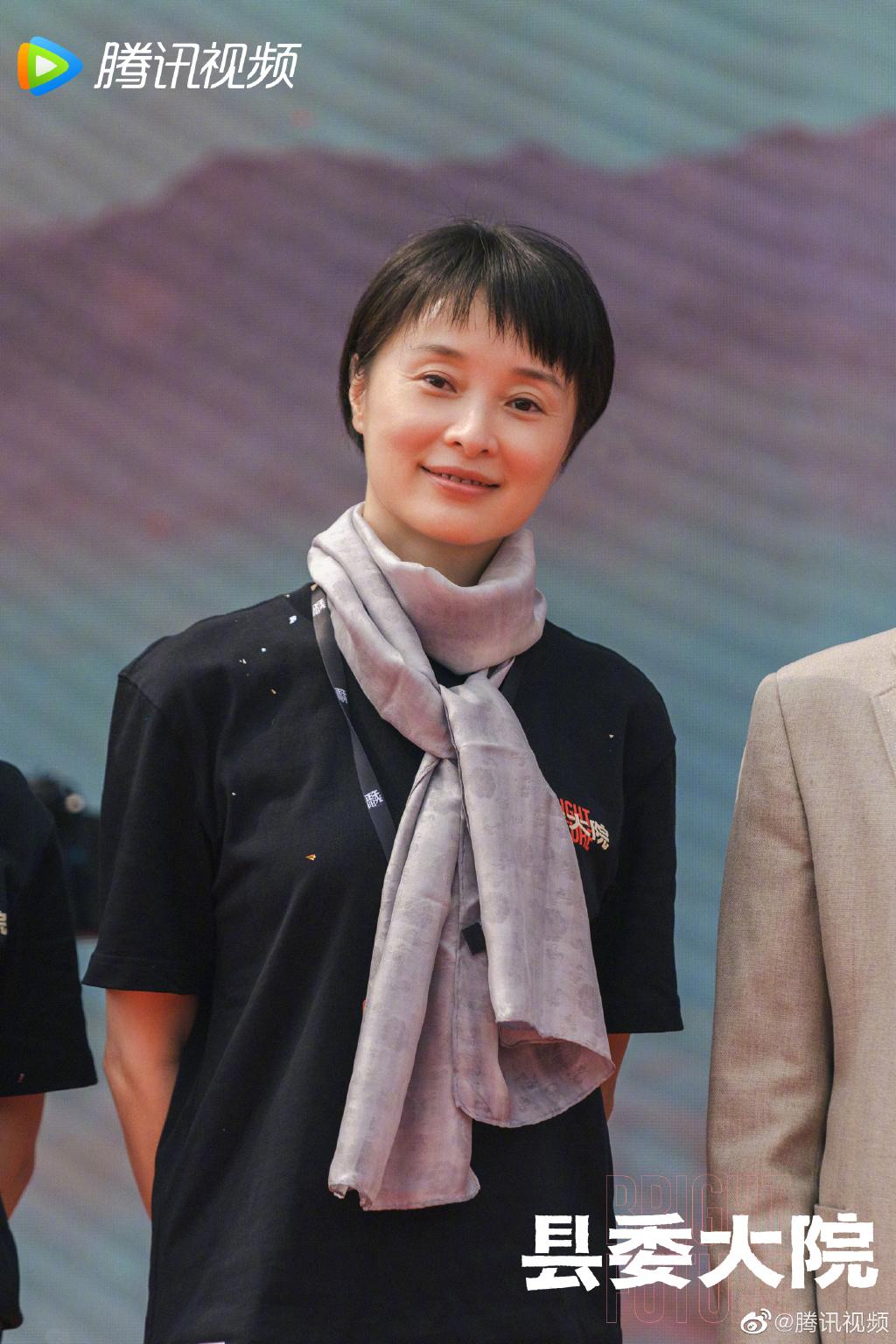 县委大院开机胡歌张新成吴越走马上任带领百姓脱贫致富