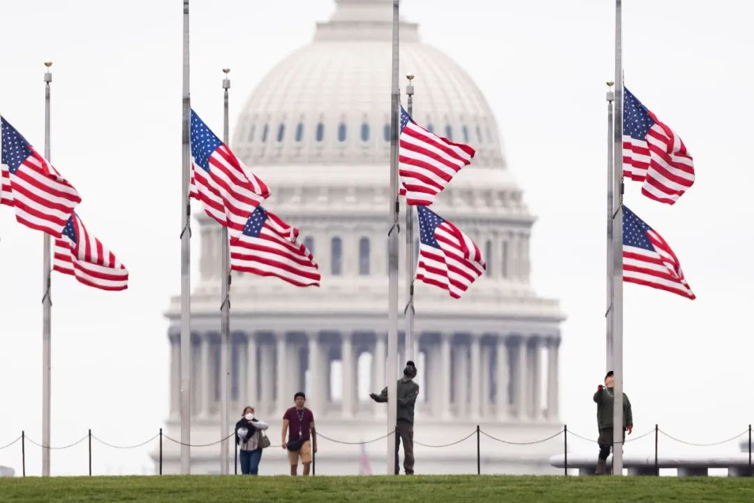  2022年5月12日,拜登下令白宫和所有联邦公共建筑物降半旗,以