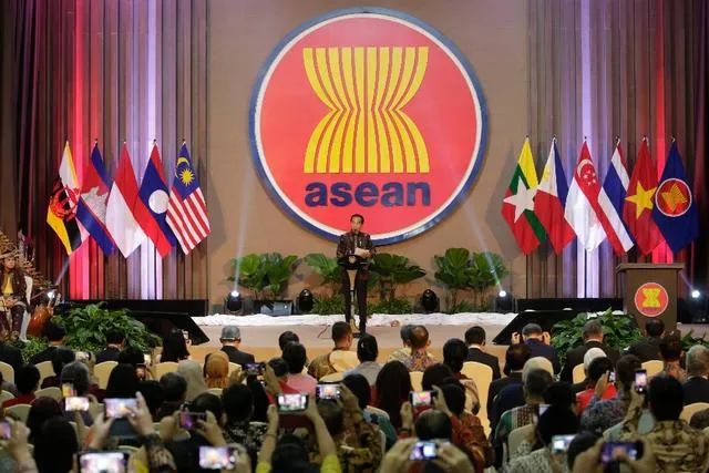 ▲　2019年8月8日，印度尼西亚首都雅加达，印尼总统佐科在东盟秘书处新大楼落成典礼上讲话。自成立以来，东盟在促进各成员国经济社会发展等方面均作出了重大努力，并取得成就。图/新华社