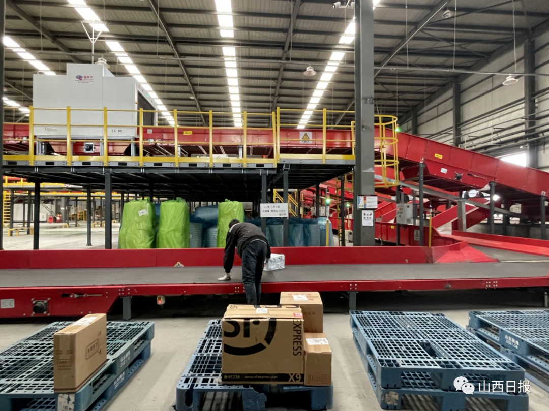 顺丰速运大同分拨中心,经过第一次消杀和30分钟静置后,快件被智能分拣