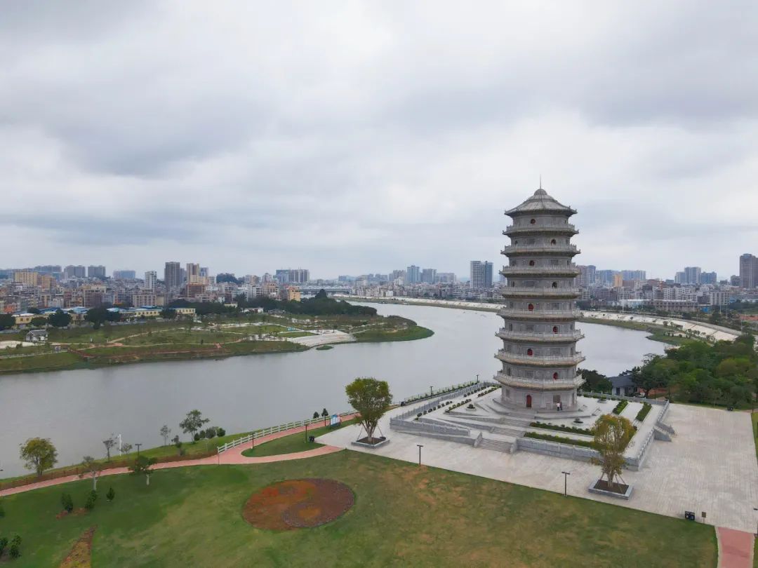 化州文光塔为政以德,为德以廉,廉政为民.