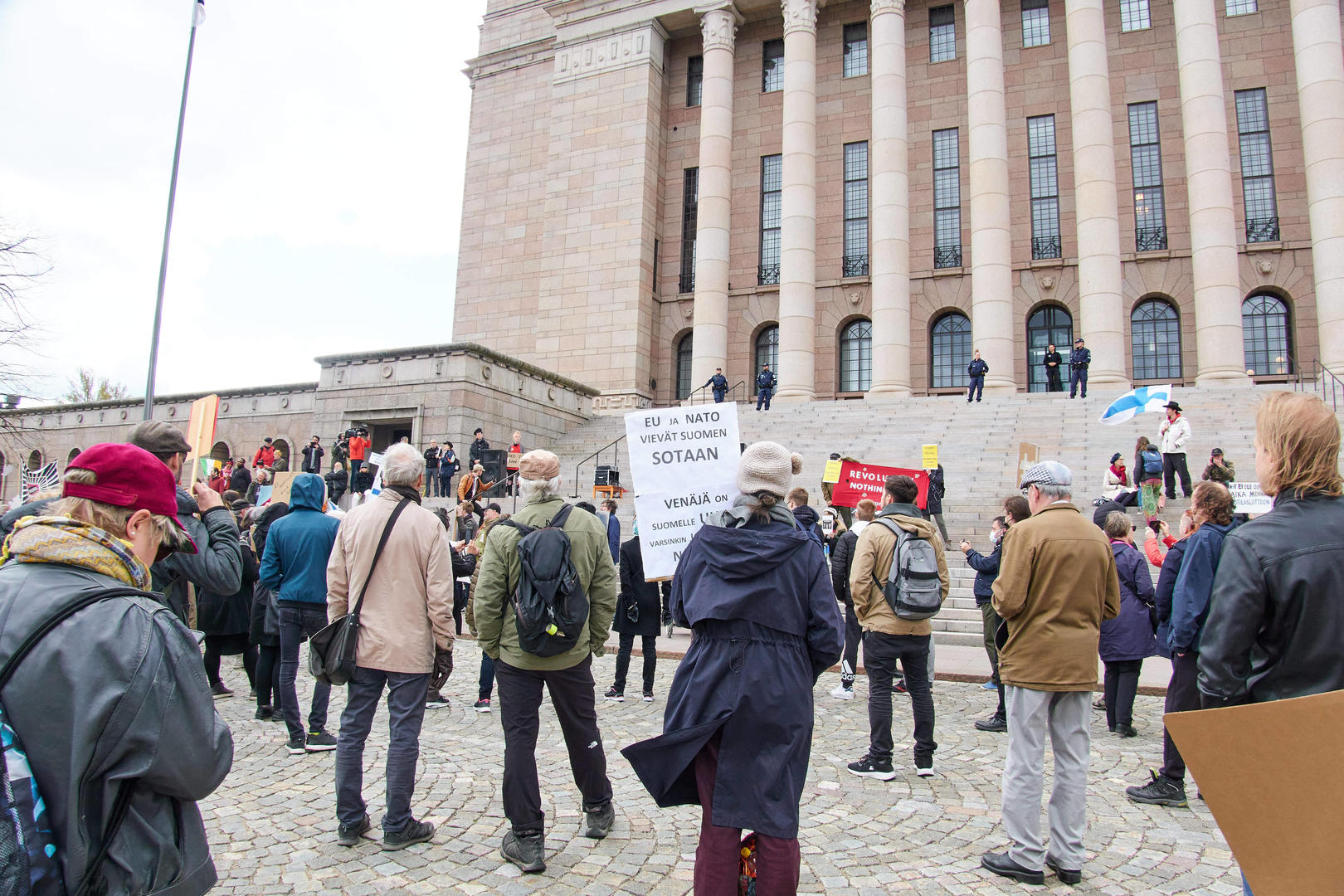 ↑芬兰宣布决定申请加入北约后，反对者在芬兰首都赫尔辛基的参议院广场抗议。