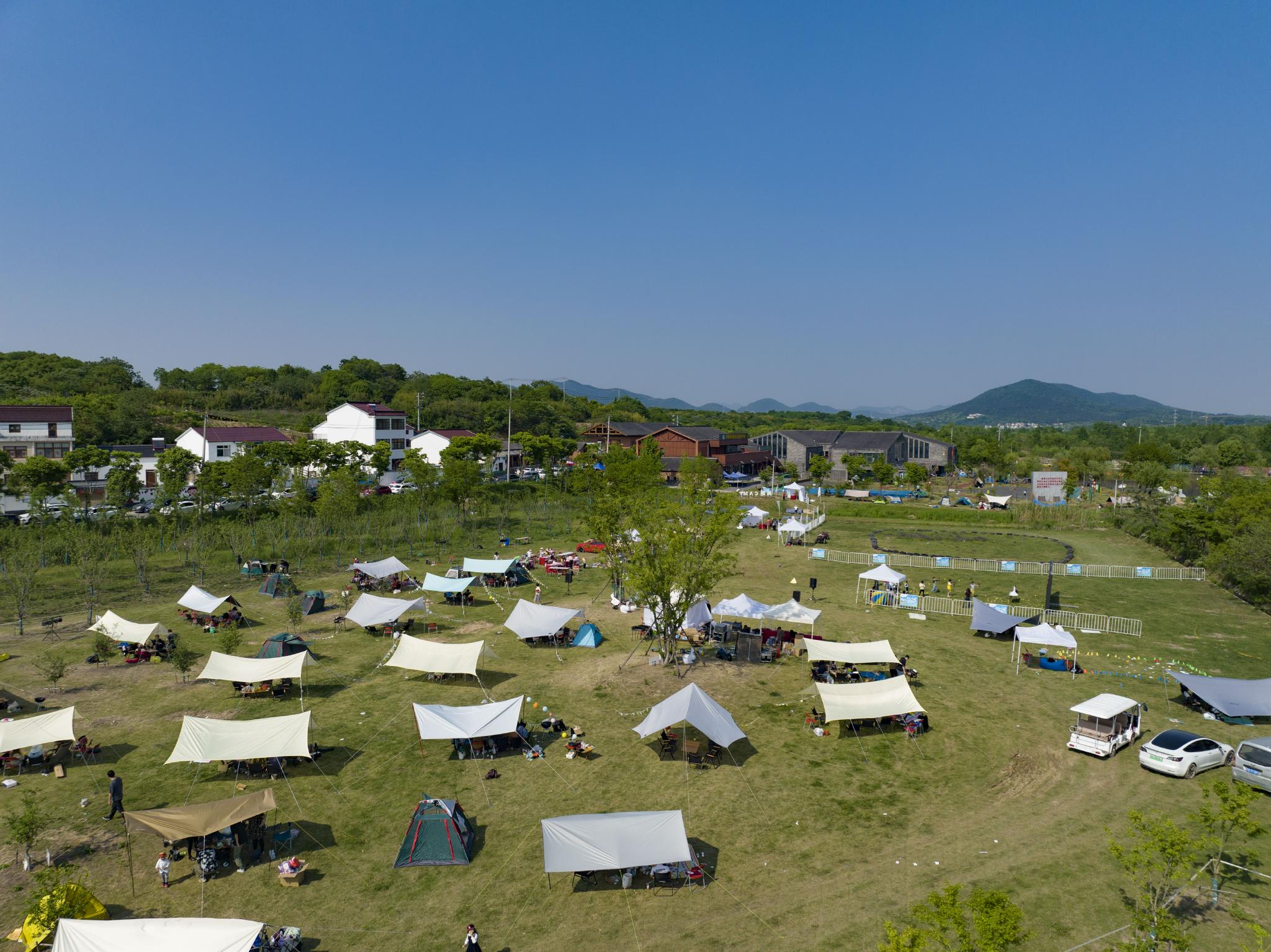 比如将烧烤区,玩耍区安排在一处;一些已划出露营区的郊野公园,停车位