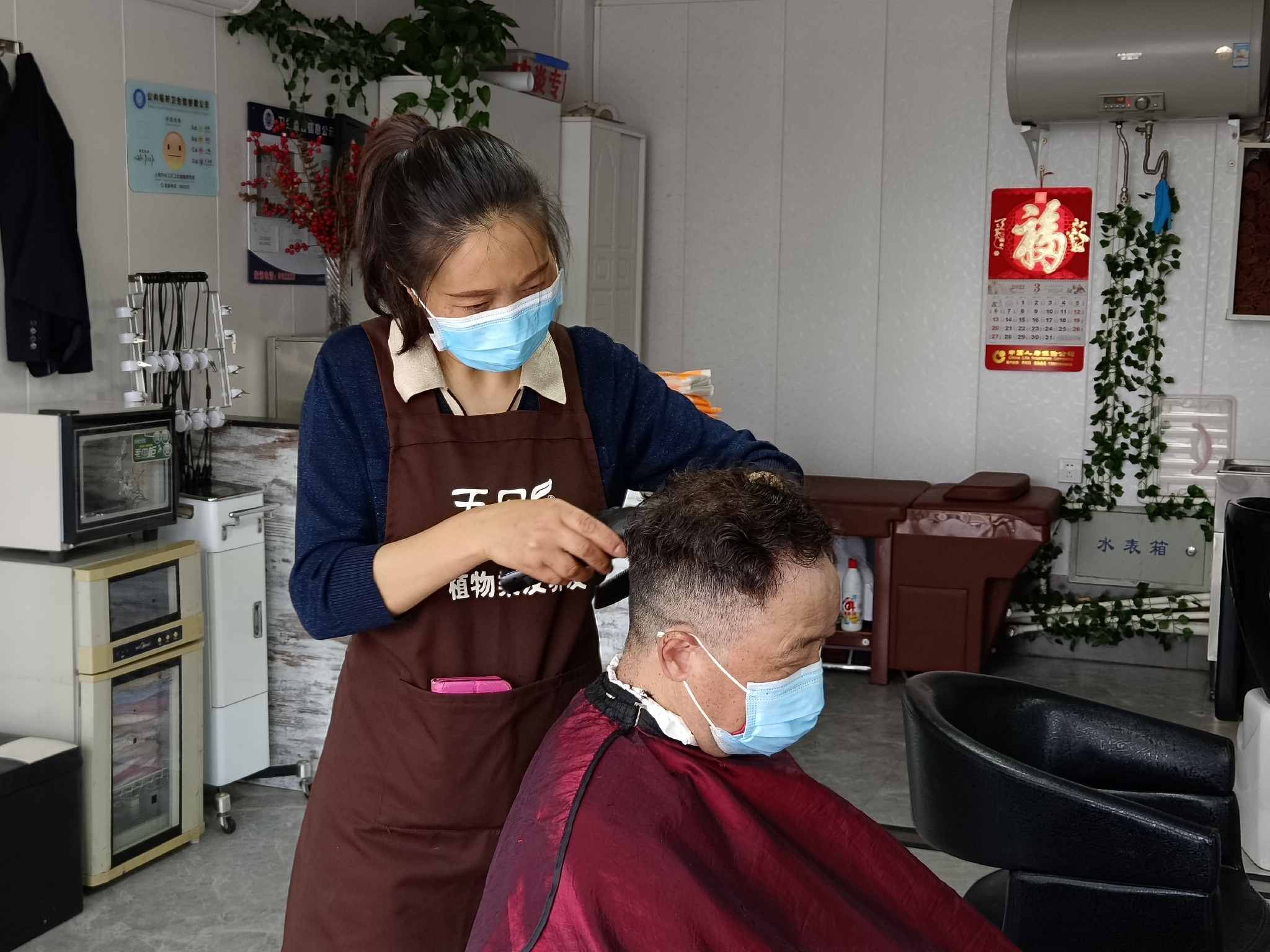 烟火正归来理发店开门营业理完发居民说松快了不少