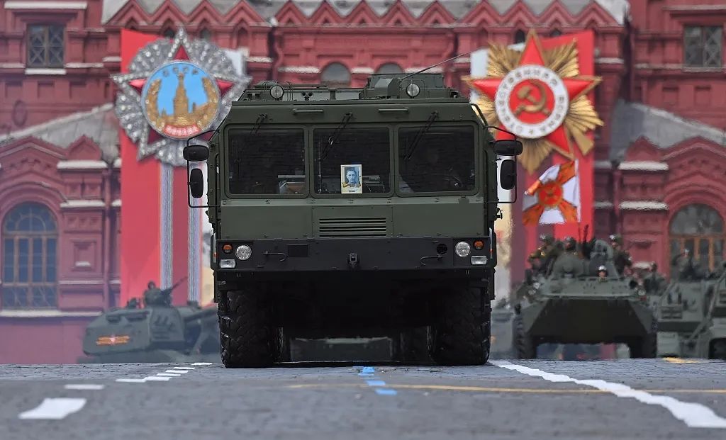 俄美或将摊牌，亚速钢铁厂一触即发，乌军亮出“扑克牌通缉令”休闲区蓝鸢梦想 - Www.slyday.coM