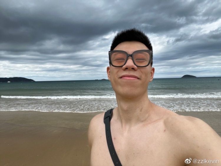 已到三亚张镇麟晒海滩游玩照人在海边会感觉很舒服