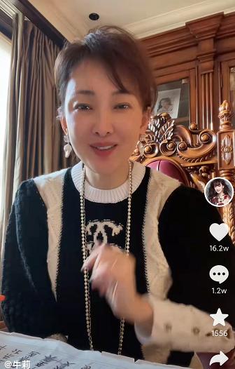 49岁牛莉大街上跳舞活泼比心好惬意与丈夫结婚多年生活幸福