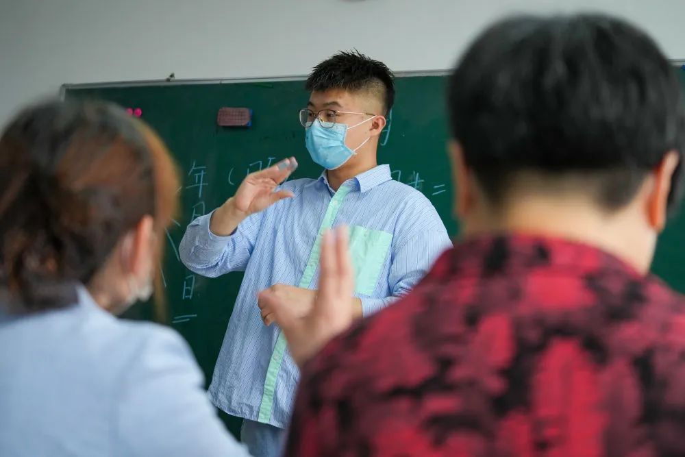 街道新庄社区党群服务中心,陈鑫为社区志愿者开展手语培训(5月9日摄)