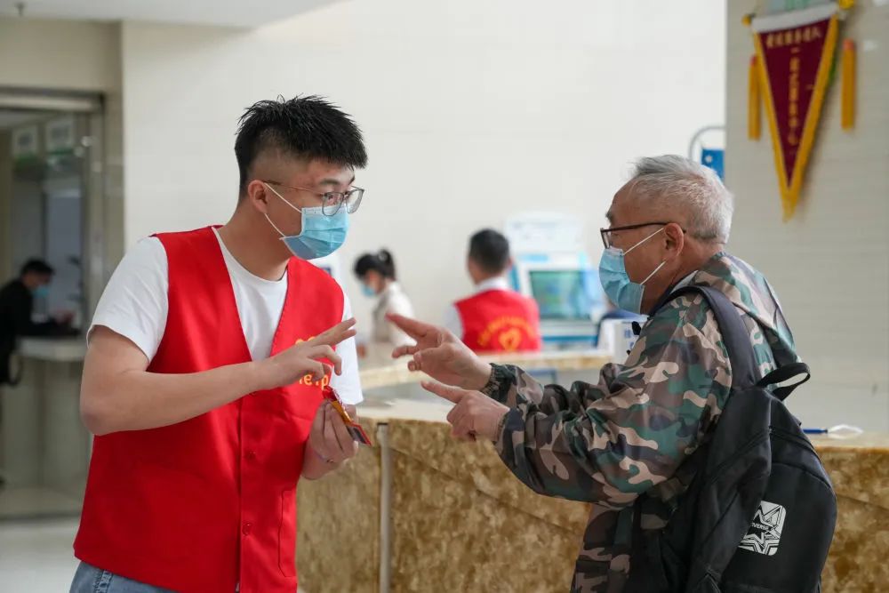 极美南京人物新华社服务在一线的00后手语翻译