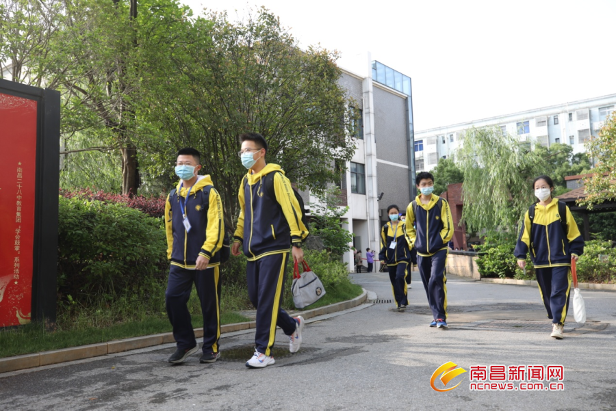 上午7时15分,记者在南昌市第二十八中学叠山路校区门口看到,学生陆续