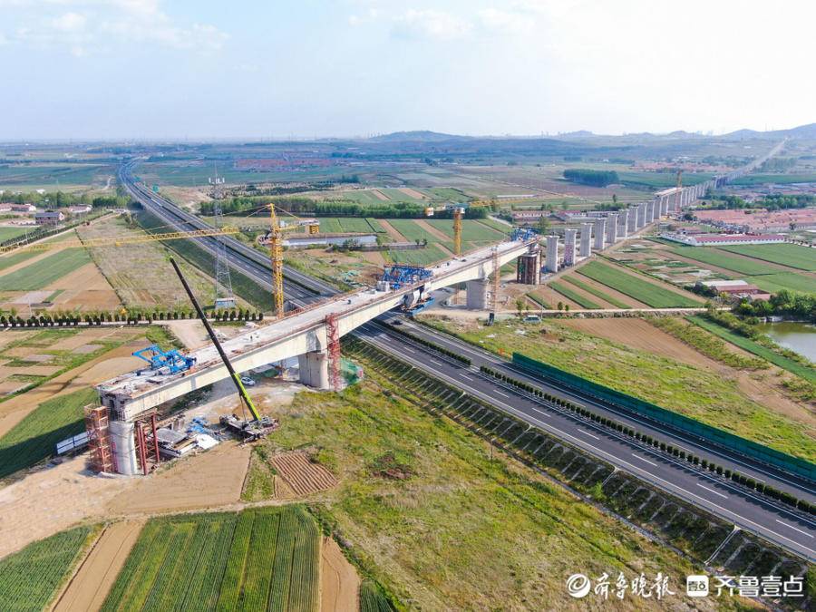 跨烟海高速112米连续梁顺利合龙莱荣高铁项目建设按下加速键