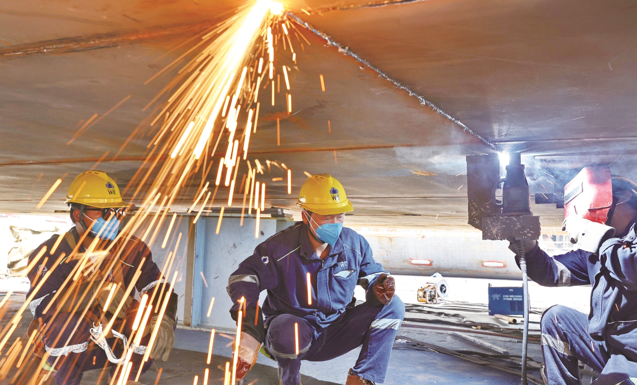 启东船舶工人正在生产