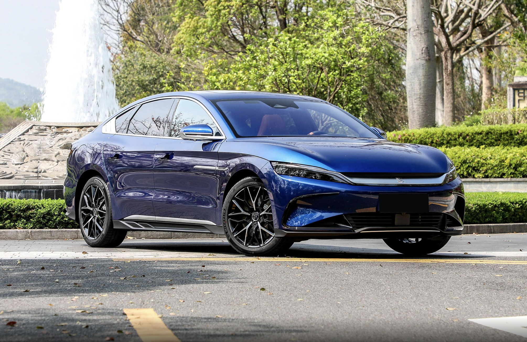 新款比亚迪汉ev(配置|询价)依旧采用了"龙颜"的家族式设计语言,前脸