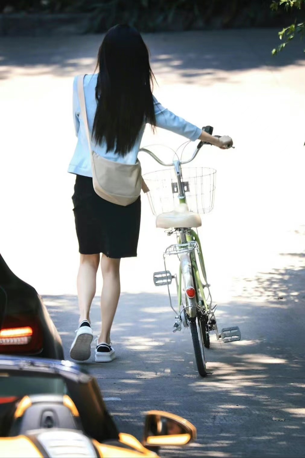 33岁angelababy身材管理绝了穿短裙秀美腿网友也太美了吧