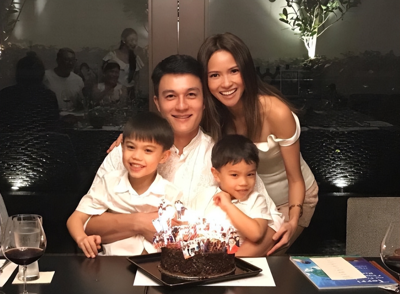 陈国坤妻子玩空中瑜伽穿背心身材曲线一览无遗41岁冻龄有术