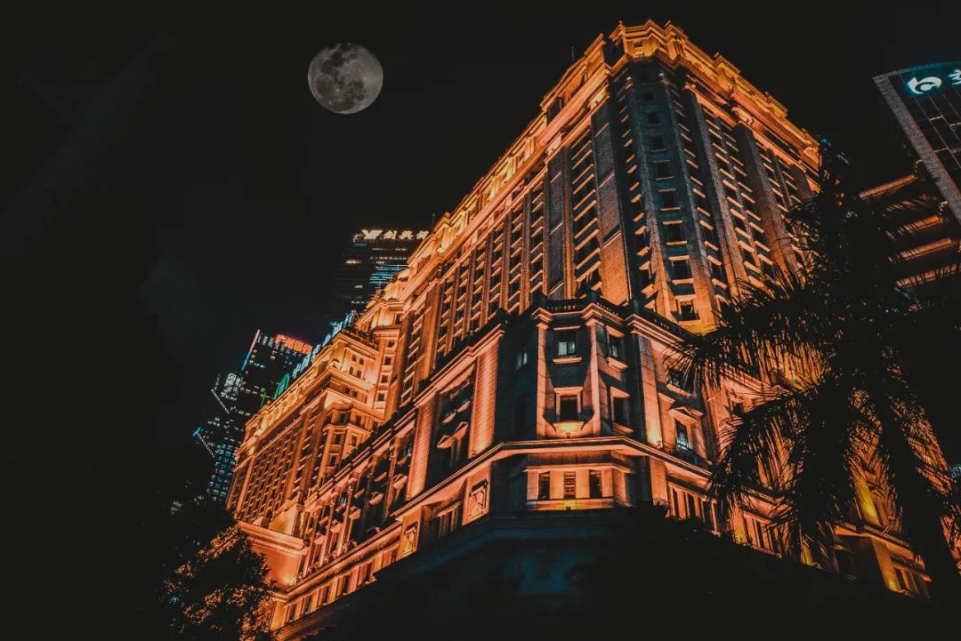 2005年珠江投资大厦正式作为集团总部投入使用,全石材外立面希腊多立