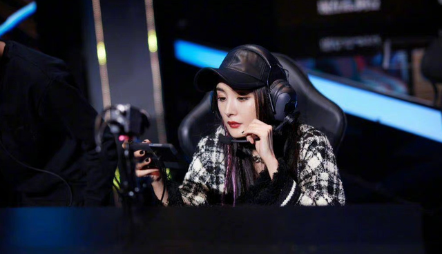 梦幻联动，杨幂杨洋顾漫合伙买下火豹战队，粉丝：来一局明星赛吧休闲区蓝鸢梦想 - Www.slyday.coM